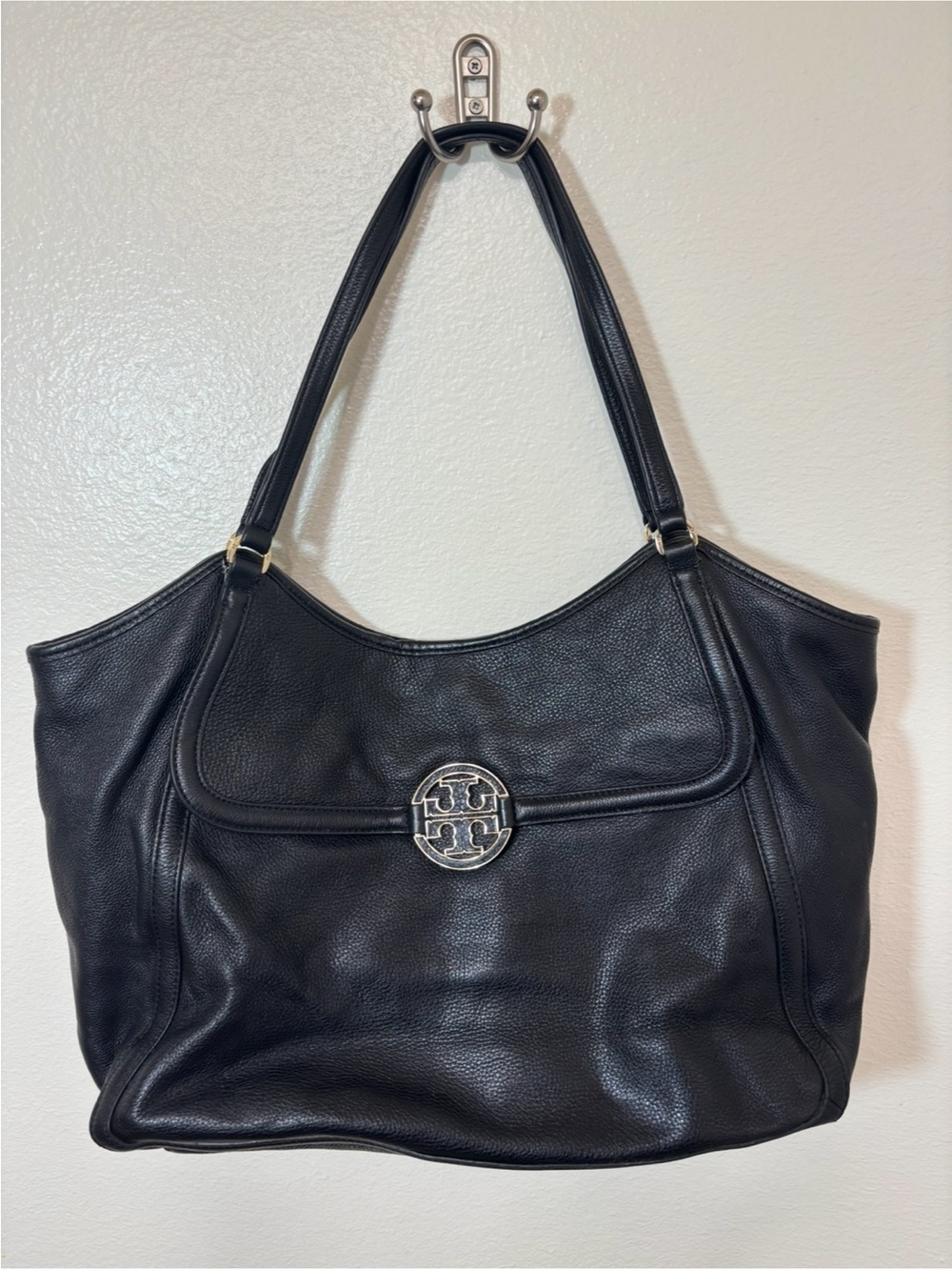 Tory Burch Black minimalist largPebbled Leather Shoulder Bag with Logo Medallion - Picture 2 of 9